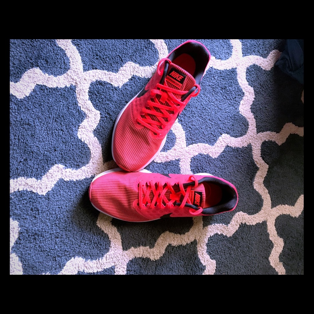 Women Nike tennis shoes